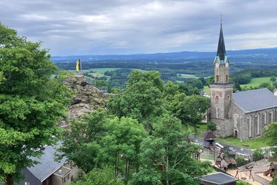 Ein Windrad zwischen Altem Söll und Kirchturm? Dass dieses Szenario nie Realität wird, dafür braucht es einen Raumordnungsplan Wind, sagt Schönecks Bürgermeister.