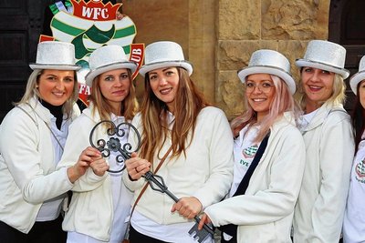 Die Showgirls des WFC brachten den Schlüssel erst einmal in Sicherheit.