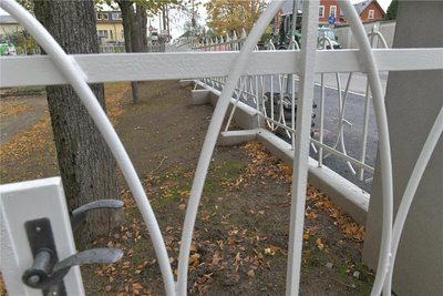 Der Zaun um die denkmalgeschützte Anlage ist jetzt von einer Fachfirma erneuert worden.