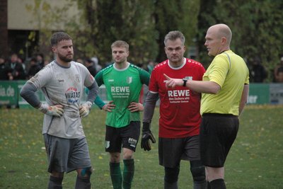 Der Marienberger Ersatztorwart Justin Günther (l.), hier vor dem Elfmeterschießen mit dem Eutritzscher Kollegen Patrik Baum und Schiedsrichter Bürk Haubner, avancierte vor allem durch seinen Paraden in der Verlängerung zum Matchwinner.