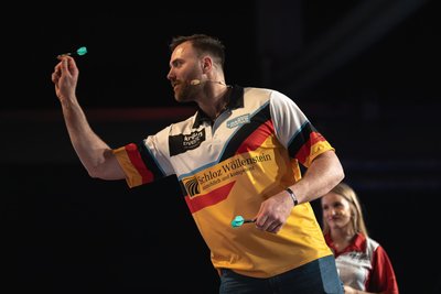 Die Wurfhaltung sieht gut aus: Handball-Nationaltorwart Andreas Wolf. Im Hintergrund Turn-Europameisterin Karina Schönmaier.
