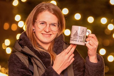 Wiebke Knüpfer mit der sandfarbenen Siegertasse. 