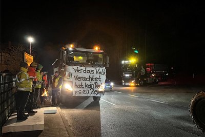 Seit 5 Uhr stehen die Demonstranten auch im Drebacher Ortsteil Spinnerei. Sie „entschleunigen" den Bereich am Abzweig Steinbruch.