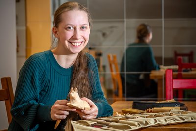 Tabea Hütter geht das Schnitzen schnell von der Hand.