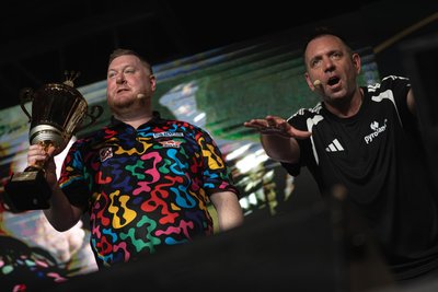 Ikke Hüftgold (r.) feiert den Sieg beim Chemnitzer Promi-Darts gemeinsam mit Ricky Evans.