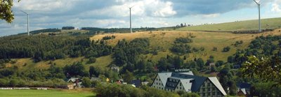 
              <p class="artikelinhalt">Riesige Windkraftanlagen thronen schon jetzt auf dem Erzgebirgskamm in Tschechien. Weitere, noch höhere sollen folgen. </p>
            
