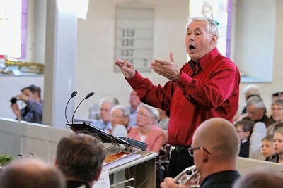 Gottfried Giera in seinem Element - beim Konzert anlässlich des 60-jährigen Bestehens des Posaunenchors Rittersgrün.