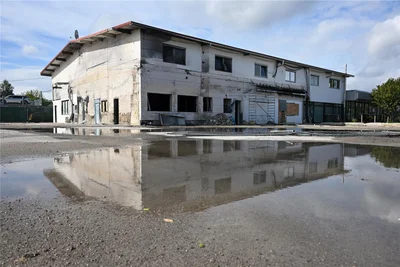 Auf dieser Fläche standen die abgebrannte Werkstatt und ein Restaurant. 2400 Quadratmeter groß war die Werkstatt.