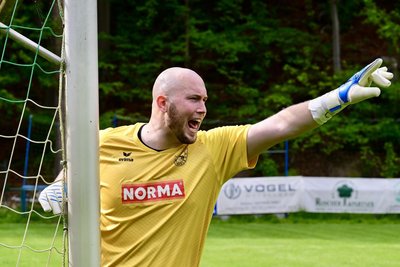 Der Schönfelser Torhüter Michel Bößneck hielt seinen Kasten beim 1:1 gegen Ebersbrunn bis zur 81. Minute sauber. Gegen den Kopfball vom ESV-Kapitän Fritz Gerisch war er machtlos.