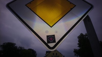 Auf vielen Schildern finden sich Aufkleber. 