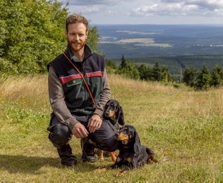 An schönen Aussichten mangelt es im Revier von Förster Johann Schäfer - hier mit seinen Hunden Amina und Polja auf dem Fichtelberg - nicht. 