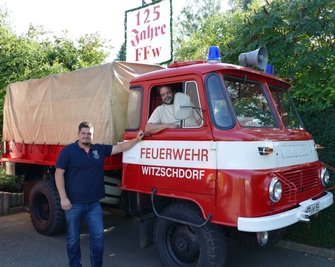 Stolz präsentieren Matthias Charlet (l.) und Lutz Wiedemann den 1977 gebauten Robur, der am Samstag die Technik-Schau bereichert. 