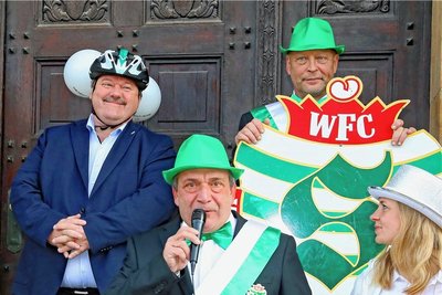 Der Werdauer Faschingsclub (WFC) hat am Freitag pünktlich um 11.11 Uhr Oberbürgermeister Sören Kristensen (links) in den närrischen Urlaub geschickt. WFC-Chef Hubert Schmieder (Mitte) hat den Rathausschlüssel entgegengenommen.