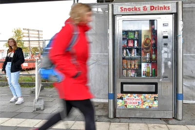 Am Bahnhof Freiberg wurde am Bahnsteig 1 der Verpflegungsautomat neu befüllt.