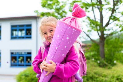 Mit Schultüte und Ranzen gewappnet: Am Samstag stehen in Sachsen die Einschulungen an. Spielt das Wetter mit?