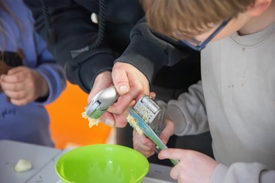 Bei dem Ganztagsangebot „Werkstatt der alten Zeiten“ in der Grundschule Unterm Regenborgen haben die Schüler neulich Knoblauch gepresst und daraus Knoblauchöl selbst hergestellt.