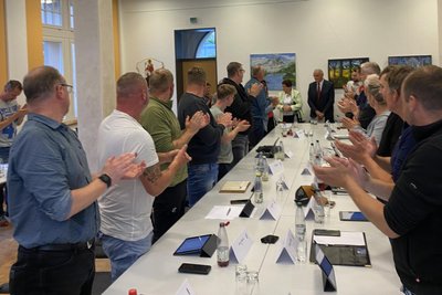 Ehre, wem Ehre gebührt. Der Stadtrat applaudiert geschlossen – Friedrich Machold, neben dem Ehrenbürger seine Frau Monika.