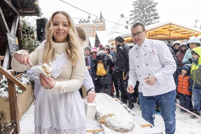 Einer der Höhepunkte des Annaberger Weihnachtsmarkts: Der Anschnitt des Riesenstollens mit Stollenmädchen Martha Zimmermann und Martin Hübner, Chef der Annaberger Backwaren.