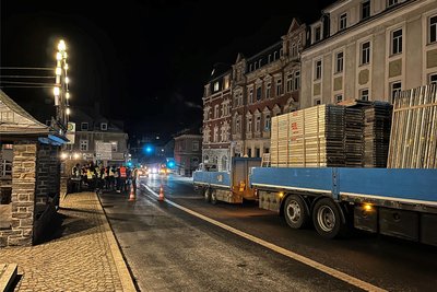 Handwerker unterstützen am Markt in Thum die protestierenden Bauern. Sie haben ihre Fahrzeuge versetzt positioniert. So müssen die Autofahrer stoppen und dann Slalom fahren.