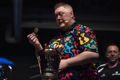 Kleiner Schock beim Feiern: Plötzlich hatte Ricky Evans nur noch die Spitze der Siegertrophäe in der Hand.