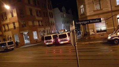 In einem kneipenähnlichen Privatraum (rechts im Bild) an der Leipziger Straße kamen am Freitagabend laut Polizei etwa 50 bis 75 Personen zu einem Konzert. 
