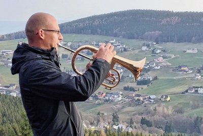 Jan Giera, der nun die Leitung des Posaunenchors Rittersgrün von seinem Vater übernimmt, spielt auch gern Flügelhorn - besonders an akustisch interessanten Plätzen wie hier auf einem Felsen oberhalb von Rittersgrün.
