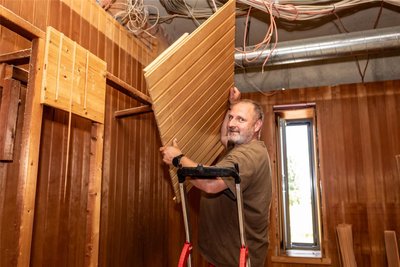 Sportzentrum-Mitarbeiter Mike Blumenfeld beim Entkernen der alten Sauna.