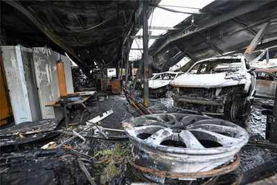 So sah die Werkstatt am 2. Januar dieses Jahres aus. 20 Autos brannten nieder.