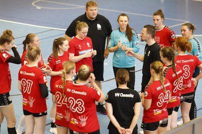 Die Pflichtaufgabe haben die Handballerinnen des HV Chemnitz und ihr Trainer Sascha Thieme (im Kreis) erfüllt. Jetzt müssen sie warten, ob es zum Klassenerhalt reicht.