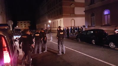 Etwa zwei Dutzend Polizeibeamte waren im Einsatz. Sie stellten die Identitäten von zehn Personen fest. 