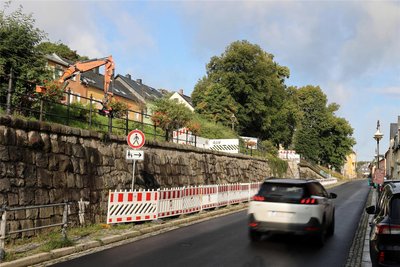 Wegen der Reparatur der Stützmauer am Markt in Grünhain wird die Auer Straße (S 222) ab Montag voll gesperrt.