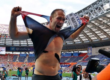 Zeriss euphorisch sein Trikot: Robert Harting jubelt über Gold.