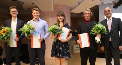 Fraureuths Bürgermeister Matthias Topitsch (rechts) mit den diesjährigen Preisträgern des Erich-Glowatzky-Preises.