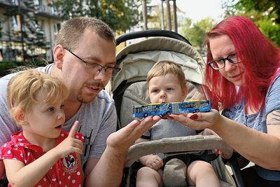 Familie Panse hat eine ganz besondere Beziehung zu Bussen, die auch schon auf die jüngeren Familienmitglieder abfärbt. Im Bild: Mia (2), Ralf, Luca (9 Monate) und Sophie Panse 