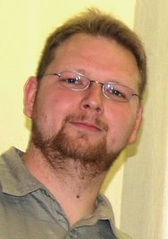 Mitja Fritsch ist der neue Pastor der methodistischen Gemeinden Bockau und Albernau. Hier vor dem Altar in der Bockauer Kirche.