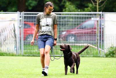 Antonia Klaus aus Marienberg legte mit dem 3-jährigen Labrador-Retriever-Rüden Egon die Begleithundeprüfung 1 ab.
