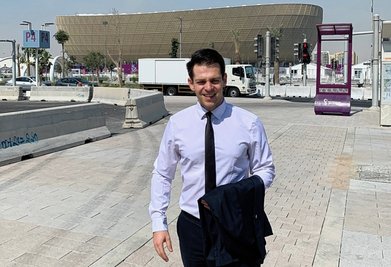 Bei der Tour durch Katar machte Philipp Hartewig auch am Lusail-Stadion Halt. Dort wird das Endspiel der WM ausgetragen. 