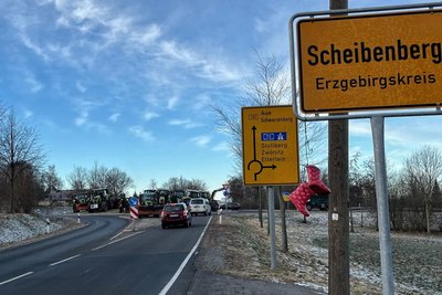 Auch am Kreisverkehr in Scheibenberg wird der Protest fortgesetzt. Dort stehen Traktoren auf der Verkehrsinsel. Verkehrsteilnehmer kommen aber ungehindert vorbei.