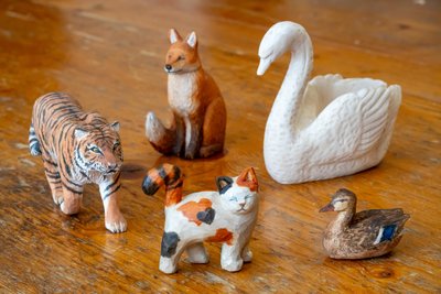 Die geschnitzten Tiere von Tabea Hütter sind kleine Kunstwerke.
