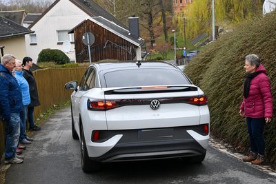 Auf der verbliebenen Zufahrt zum Wohngebiet passen keine zwei Autos aneinander vorbei.