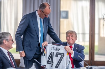 Merz überreicht Trump das Trikot mit der Nummer 47.