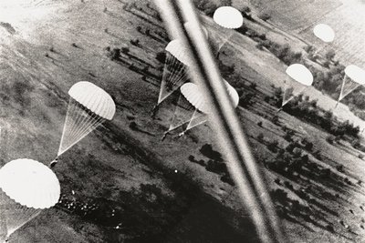 Deutsche Fallschirmjäger beim "Sprung in die Festung Holland" im Mai 1940. 