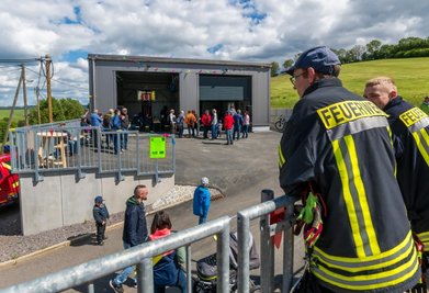 Rund 135 Quadratmeter groß ist die in Stahlbauweise errichtete Fahrzeughalle, die am Freitagabend an die Sorgauer Wehr übergeben wurde. 