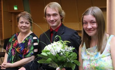 Der erste Preisträger Rico Bernecker mit Schwester Conny (rechts) und Mutter Steffi im Zwickauer Haus der Sparkasse. 