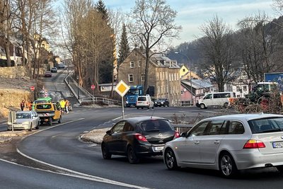 Einige Spuren blockiert werden auf der B 101 in Höhe der Wendeschleife in Buchholz. Der Verkehr kann jedoch rollen.