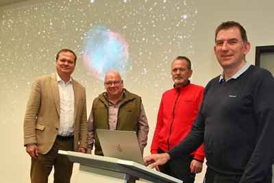 Sven Bonitz, Michel Hesse, Stefan Esni und Prof. Alexander Horn (v. l.) gehören zum Team und wollen die Sternwarte der Fichte-Schule in Mittweida wieder öffnen.