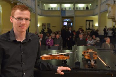 Komponist Sebastian Rehnert vor einem Konzert in der Nikolaikirche Freiberg.
