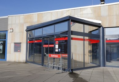 Die Sparkassenfiliale in der Hans-Ziegler-Straße.
