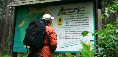 
              <p class="artikelinhalt">Auf der Informationstafel an der Cotta-Eiche im Werdauer Wald existiert die Dreierbrücke noch. Im kommenden Jahr soll ein Fußgängersteg über die ehemalige Bahnlinie Werdau-Wünschendorf führen. </p>
            