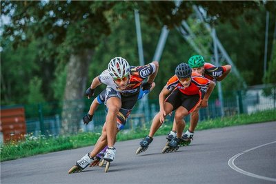 Nico Ihle beim Inline-Training, mit seinen Trainingsgefährten im Windschatten. 